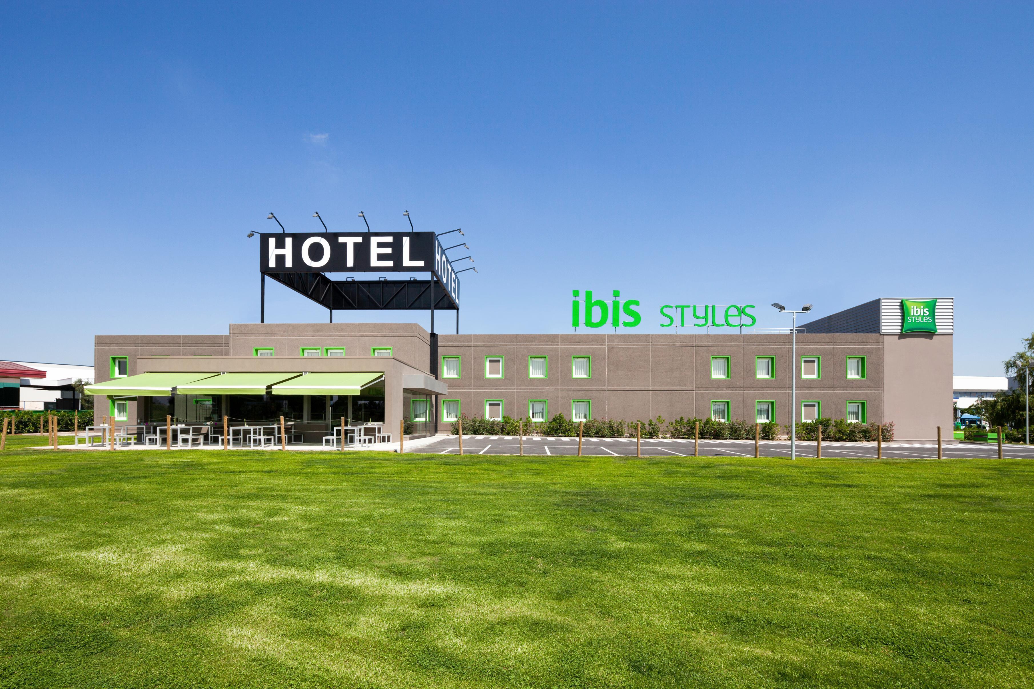 Hotel Ibis Styles Lleida Torrefarrera エクステリア 写真